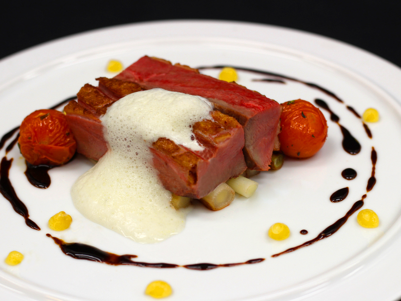 Fleisch auf Spargel und Tomate