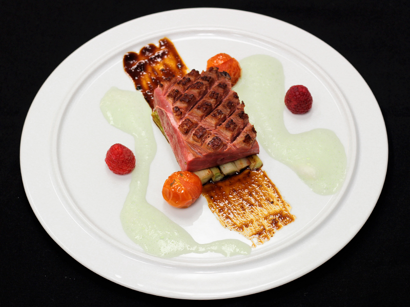Fleisch auf Spargel 