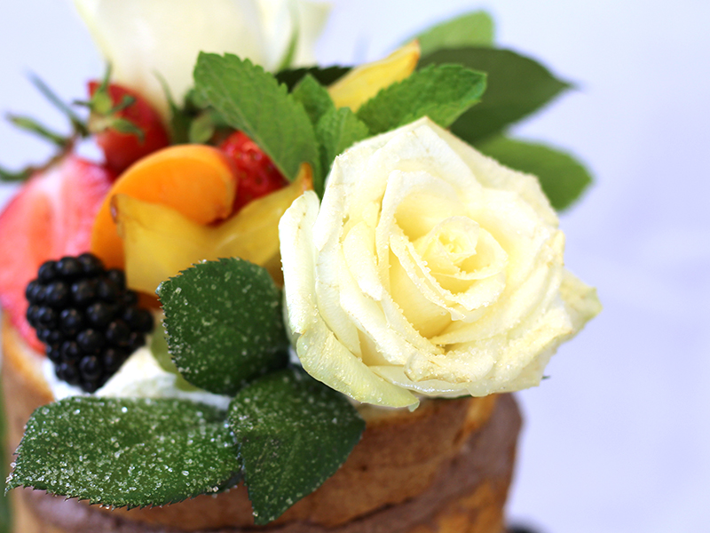 Kuchen mit Rosen und Obst