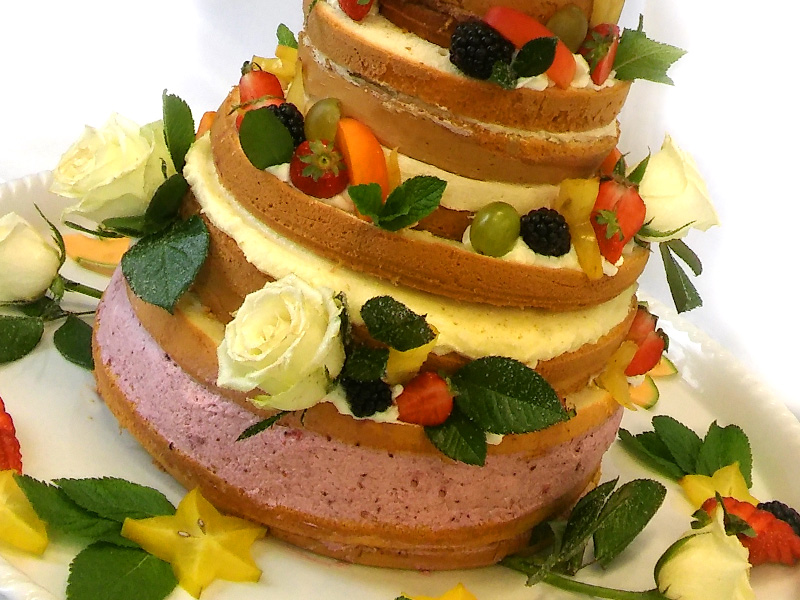 Schichttorte mit Obst und Rosen