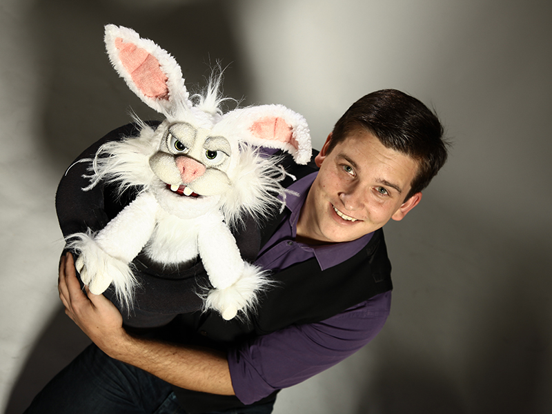 Bauchredner mit Hase