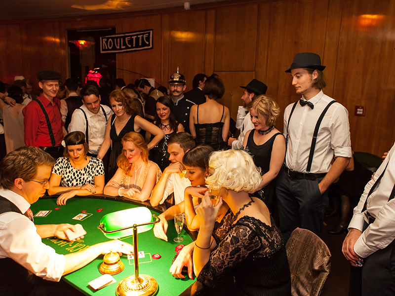 im Casino um den Spieltisch