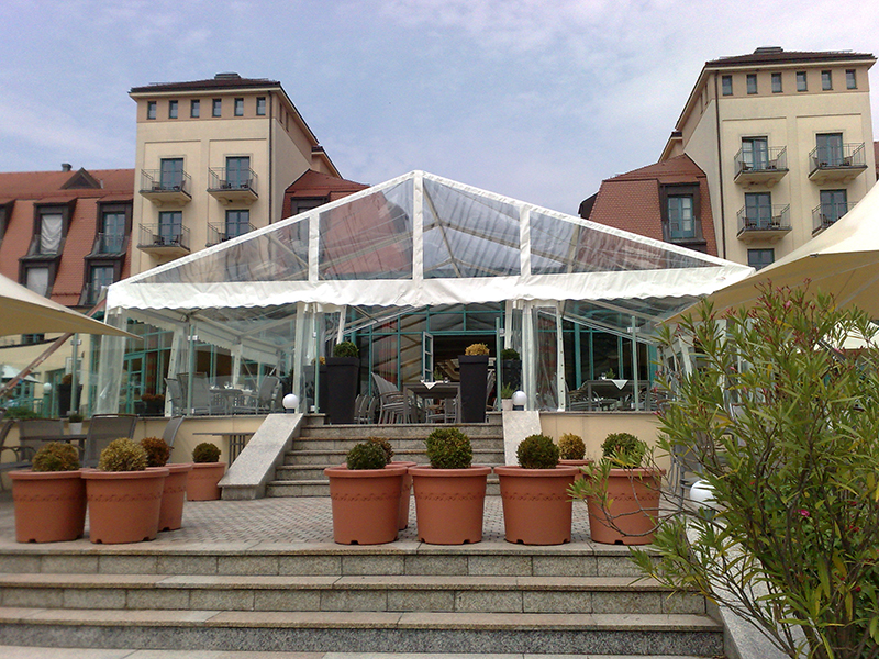 Zeltüberdachung vor einem Gebäude